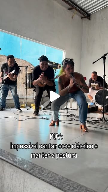 Rafa Guttierrez cantando com a banda em estúdio, POV impossível manter a postura